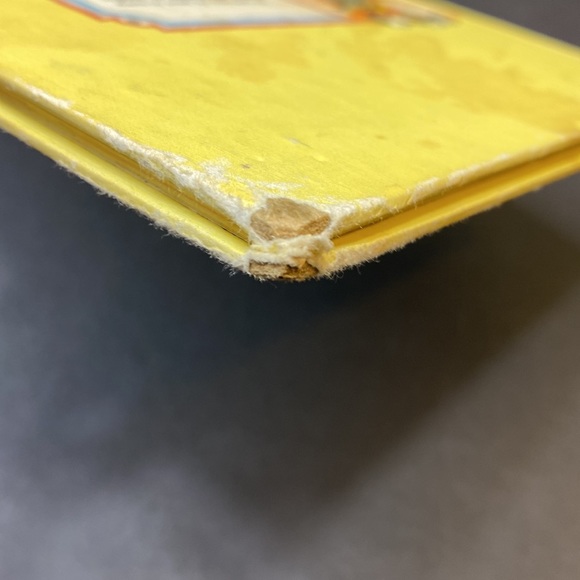 Disney - ROBIN HOOD Spins Gold Hard Cover Book - Picture 4 of 8